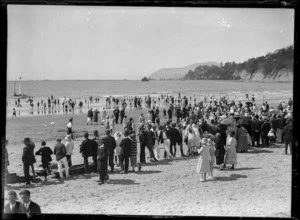 Crowd at Tahunanui Beach, Nelson