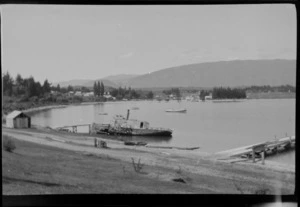 Lake Wanaka, with paddle steamer and jetty in foreground