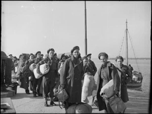 New Zealand soldiers in Italy, travelling home after World War 2