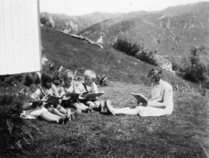 Photograph of Sylvia Ashton-Warner teaching at Whareorino