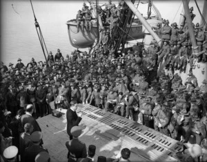 Anthony Eden speaking to New Zealand troops, Port Tewfik, Egypt