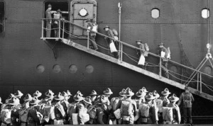 New Zealand soldiers of the 2nd echelon boarding a ship to leave for the Second World War