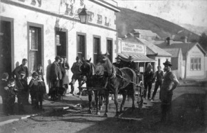 Group and carriage outside Thurlow's Vulcan Hotel in St Bathans