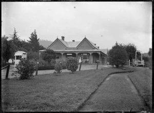 Tearooms and sanatorium at Kamo Springs, 1911.