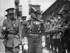 Lord Jellicoe inspecting territorial soldiers