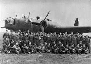 Group portrait of the 75th New Zealand Bomber Squadron, Royal Air Force, alongside a Vickers bomber aeroplane, England