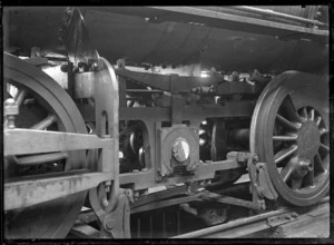 Wheels and mechanical structure, broken axle, Nc 461, December 1917.