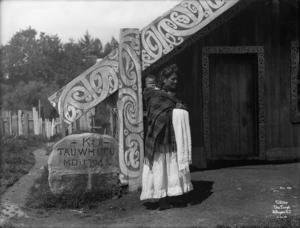 Pringle, Thomas, 1858-1931 :[Woman with child outside Tauwhitu whare, Ohinemutu]