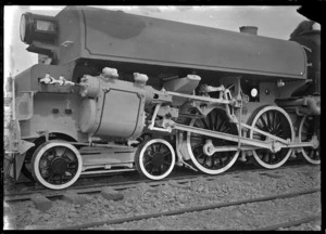 G class steam locomotive, NZR 98, 4-6-2 + 2-6-4 type. Part of the locomotive, showing axle design.