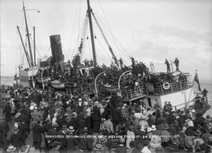 Crowd greeting bandsmen returning home on the Arahura, Nelson