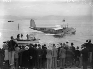 Group watching the arrival of the short flying boat Centaurus, Wellington