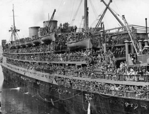 2nd NZEF soldiers of the 7th reinforcement departing on an unidentified troopship