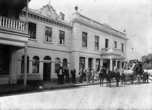 Cromwell coach about to leave Eichardt's Hotel, Ballarat Street, Queenstown