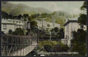 Suspension bridge, Hobson Street, Wellington. New Zealand Post Card (carte postale). F.T. series no. 1111 [1904 or 1906?]