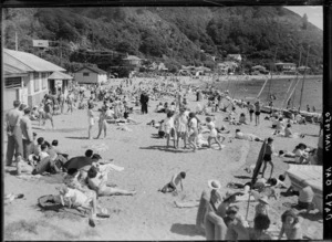 Crowds on the beach at Days Bay
