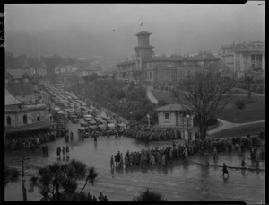 State funeral of Prime Minister William Ferguson Massey, lying in state, people outside Parliament grounds, Wellington