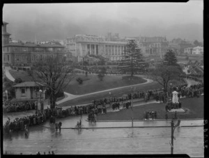 State funeral of Prime Minister William Ferguson Massey, Wellington, crowd outside Parliament grounds waiting for funeral procession