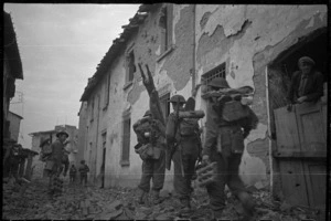 New Zealand infantrymen in Faenza, Italy, during World War 2