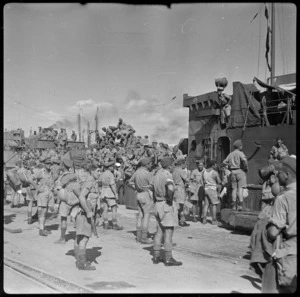 New Zealand soldiers arrive at Taranto, Italy, during World War 2