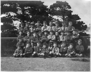 Group portrait of pupils of Gladys Sommerville's school, Thorndon, Wellington