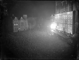 Crowd checking the 1931 general election results, Willis Street, Wellington