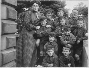 Gladys Sommerville with some of her pupils, Croydon School, Thorndon, Wellington