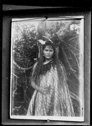 Unidentified Maori woman wearing a korowai, at Bowentown, Waihi Beach