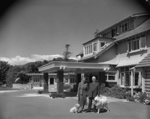 Group outside the Odlin Homestead, 99 Ludlam Crescent, Lower Hutt
