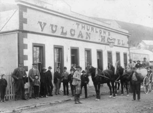 Group and carriage outside Thurlow's Vulcan Hotel in St Bathans