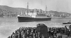Ship Rangitane leaving Wellington