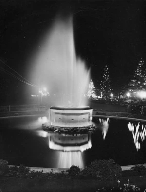 Evening view of the fountain alongside Marine Parade, Napier
