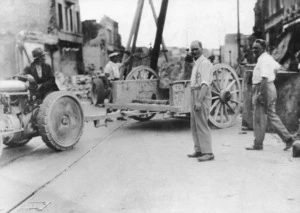 Removal of a safe from Napier's Bank of New Zealand after the 1931 earthquake