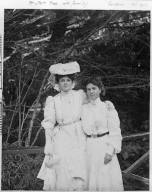 Outdoor portrait of Lulu and Gladys