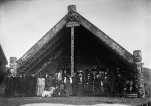 Unidentified group outside the Te Tokanganui-A-Noho meeting house in Te Kuiti