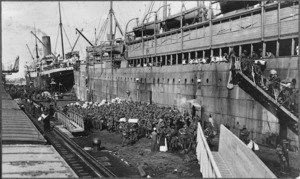 New Zealand troops disembark in Egypt during World War 1 - Photographer unidentified