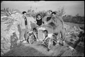 Maori Battalion soldiers and Amilcar, Gambettola region, Italy, during World War 2