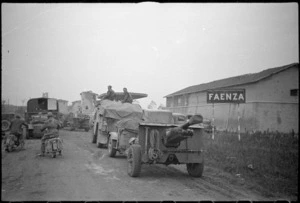 New Zealand guns, Faenza, Italy, during World War 2