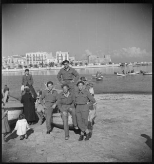 New Zealand soldiers, Bari, Italy, during World War 2