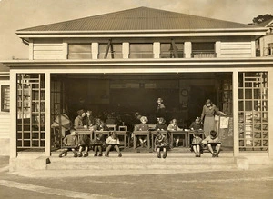 Pupils and teachers in a class at the new open-air primary school on Clifton Terrace, Wellington