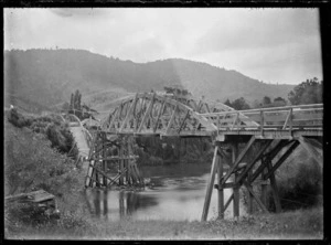 Damaged bridge over the Waipa River, 1917.