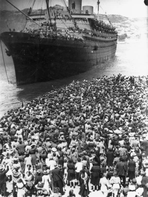 Charles P S Boyer, fl 1920-1940 : Crowd farewelling troopship Nieuw Amsterdam and 5 Reinforcements, Wellington