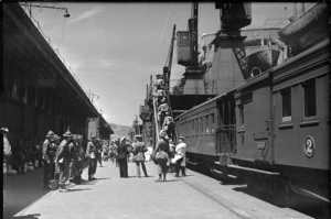 Army troops boarding a ship, circa 1940