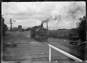 Steam locomotive pulling out of Ranfurly Station, Central Otago District.