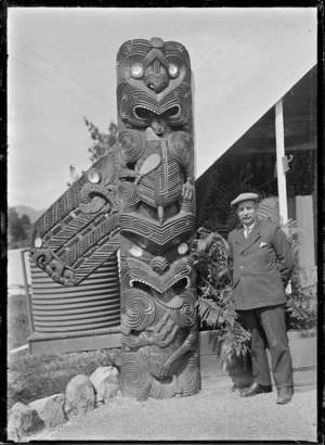 Albert Percy Godber standing beside the amo of Maori meeting house Te Tiki o Tamamutu, at the Spa Hotel, Taupo