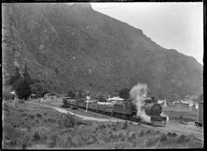 "Ua" class steam locomotive no. 177 (4-6-0 type).