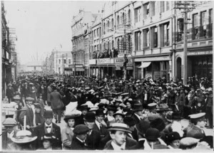 Crowds gathered to farewell members of the New Zealand Expeditionary Force, Cuba Street, Wellington