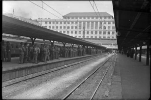 Railway platform at Wellington Railway Station, circa 1940