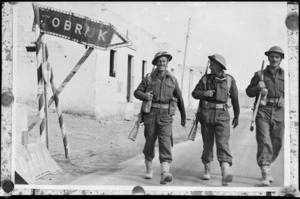 New Zealand soldiers on the Derna Road, Tobruk, during the advance into Libya during World War 2