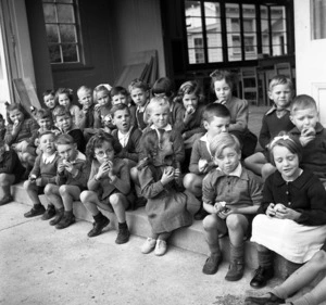 Primary school children eating apples