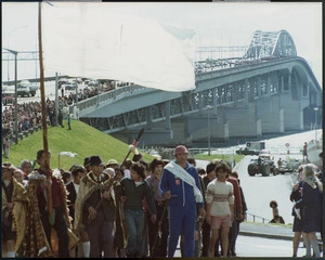 Māori Land March demonstrators crossing the Auckland Harbour Bridge